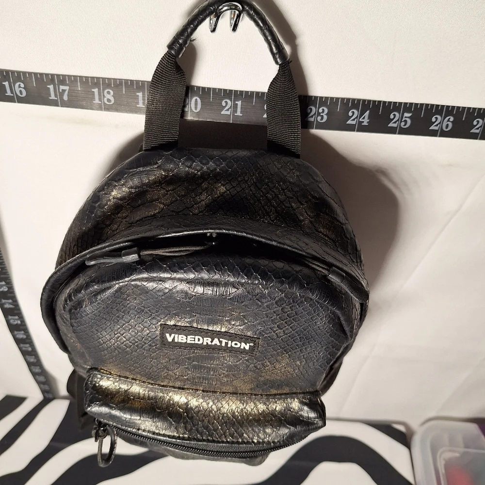 Vibedration Hydration Backpack w/o bladder -Snake/Reptile-Skin-Like - Small Used